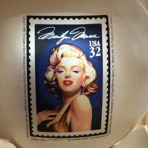 MARILYN MONROE CLASSIC COLLECTORS SERIES GLASS ORNAMENT - Picture 3 of 10
